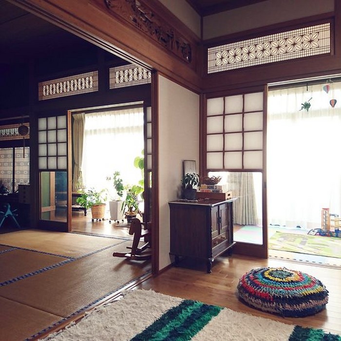 Традиционные японские раздвижные двери сёдзи и фусума в современной японской квартире