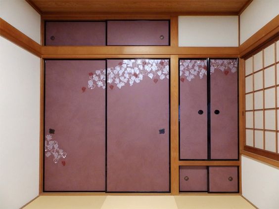 Двери фусума, выполненные в едином стиле, используются, как межкомнатные перегородки и двери купе для встроенного шкафа