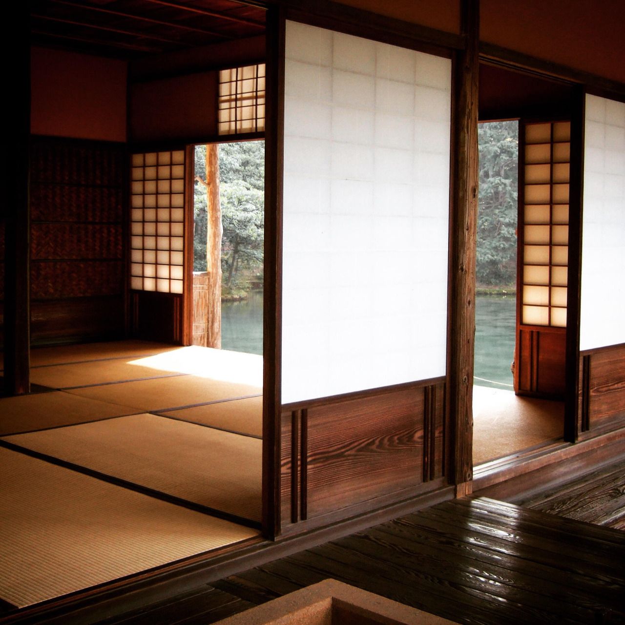 Японские двери сёдзи оклеены бумагой васи